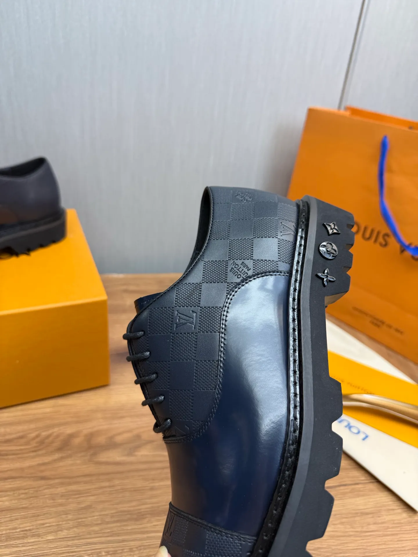 Men's shoes 💰900💰 LV. Men's casual lace-up leather shoes, the latest hot style 🔥 1:1 original purchase quality, top quality goods ⬆️The upper is imported open-edge beaded cowhide, cowhide, and cow suede. The hand-made three-dimensional stitching highlights the round toe design. The inner foot pads are all imported cowhide, with the original wear-resistant foam outsole, matching code 39-44, (38, 45 custom-made, non-refundable)